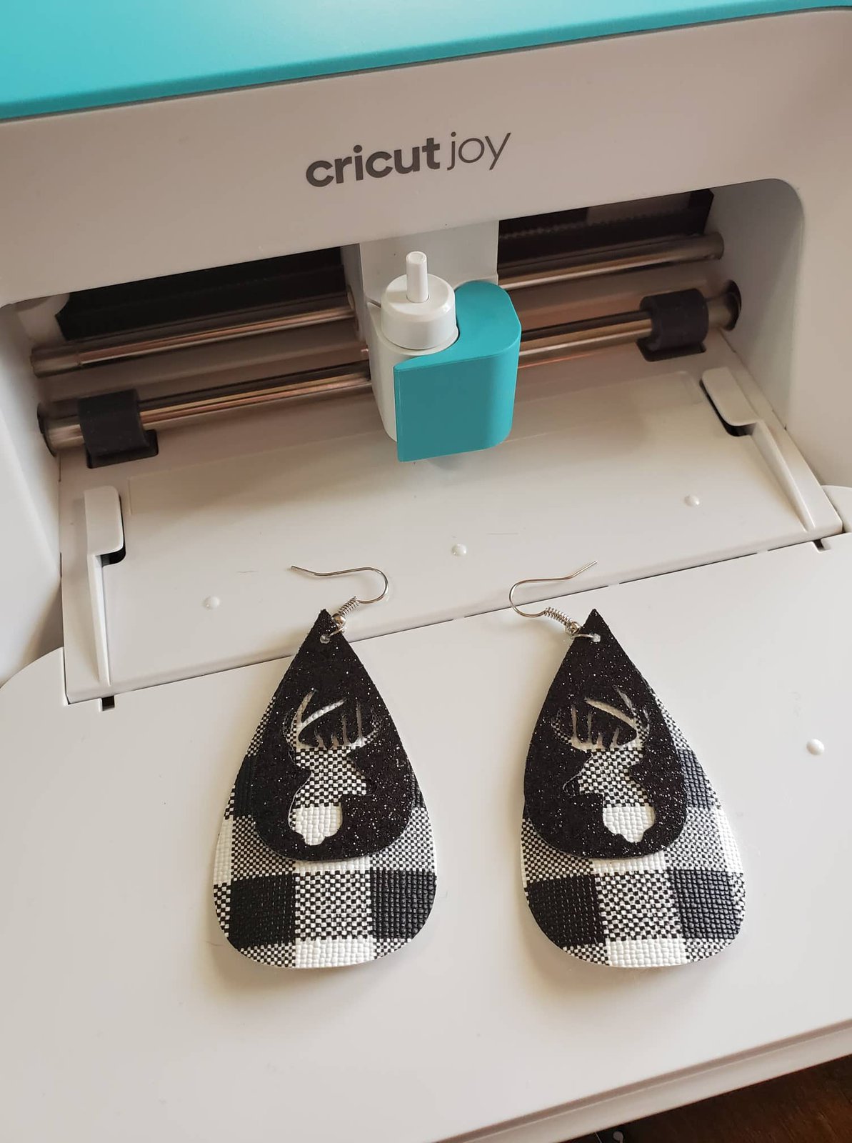 How to make leather earrings with your Cricut - Weekend Craft