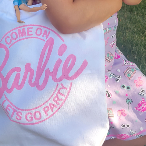 How to Faux Screen Print with Cricut Vinyl // Barbie Bag Tutorial
