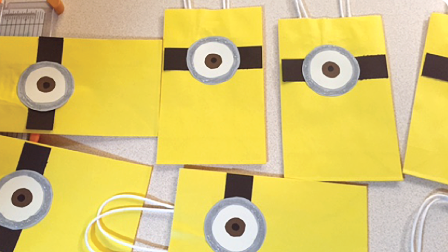 DIY Minion Gift Bags in 5 easy steps